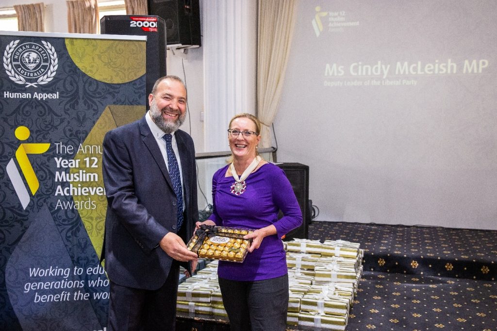 Sheikh rabih baytie human appeals melbourne branch manager providing a token of appreciation to ms cindy mcleish mp