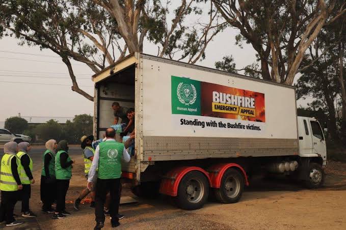 Human Appeal Australia volunteers supporting bushfire-affected families